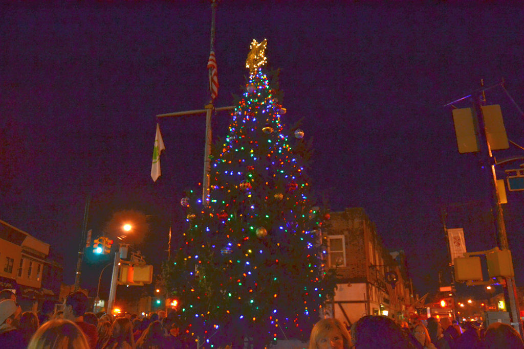 The Kiwanis Club of Glendale will hold a Christmas tree lighting on Dec. 10.
