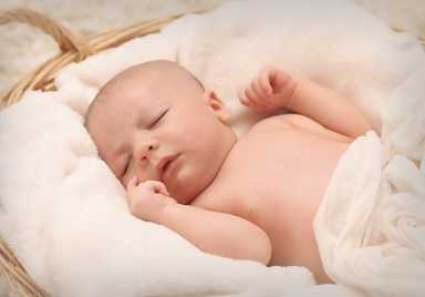 newborn-baby-feet-basket-161709