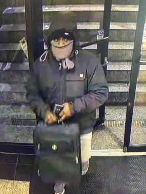 Police eyes suspect in Flushing Christmas Eve robbery