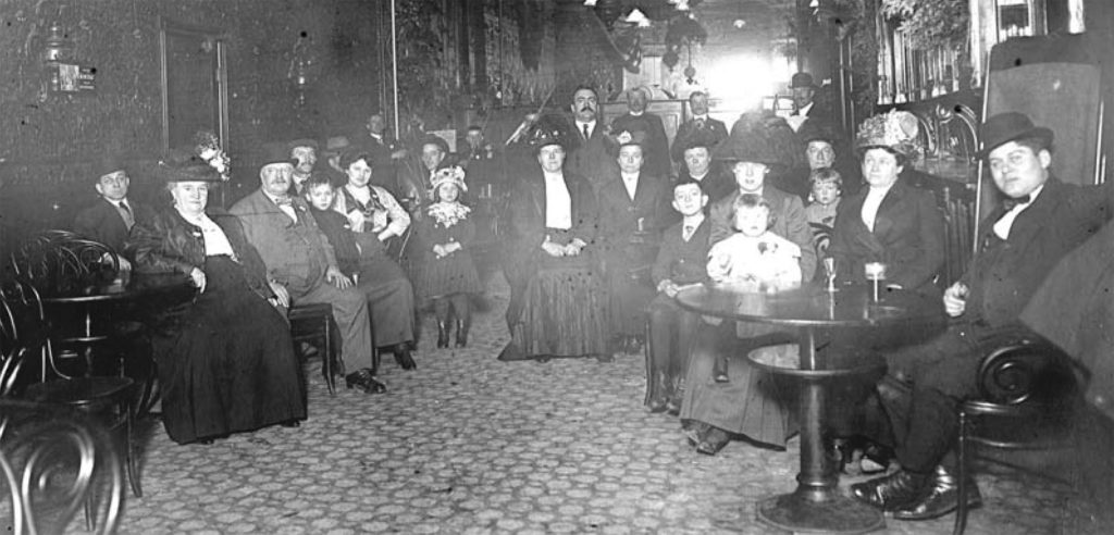 The Diogenes brewery staff at a function in the early 1900s.