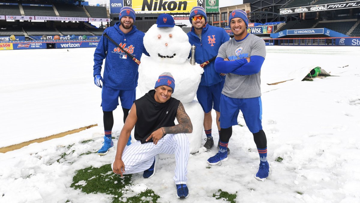 Monday's snowfall in Queens prompted some New York Mets players to build a snowman at Citi Field.