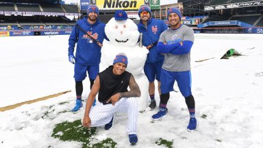 Monday's snowfall in Queens prompted some New York Mets players to build a snowman at Citi Field.