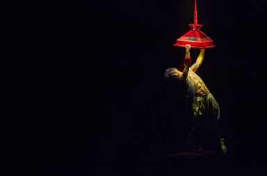03_VOLTA_ACROLAMP_004_Photo_credit_BenoitZ.Leroux_costumes_Zaldy