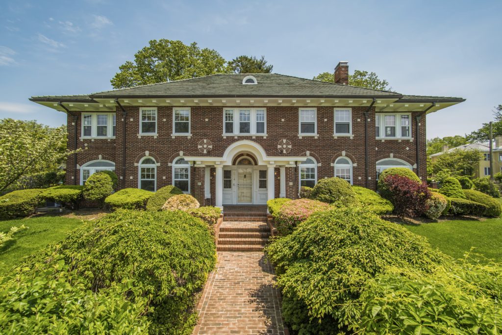Take a look inside this historic waterfront Douglaston home that's on