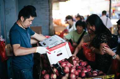 Flushing_street_vendor_under_LIRR_bridge