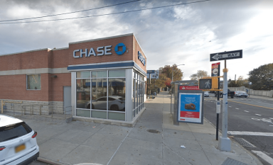 This Chase bank on Eliot Avenue in Middle Village was the site of an attempted robbery on June 14.