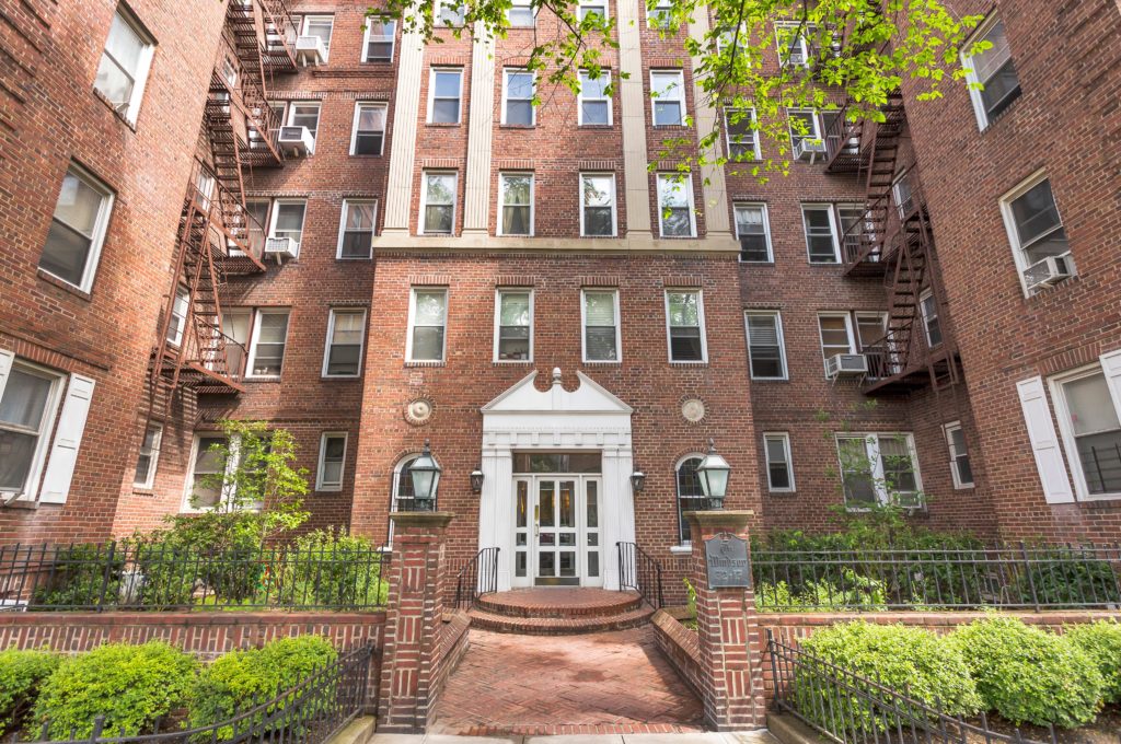 SEE IT Take a look inside this Jackson Heights coop with tons of