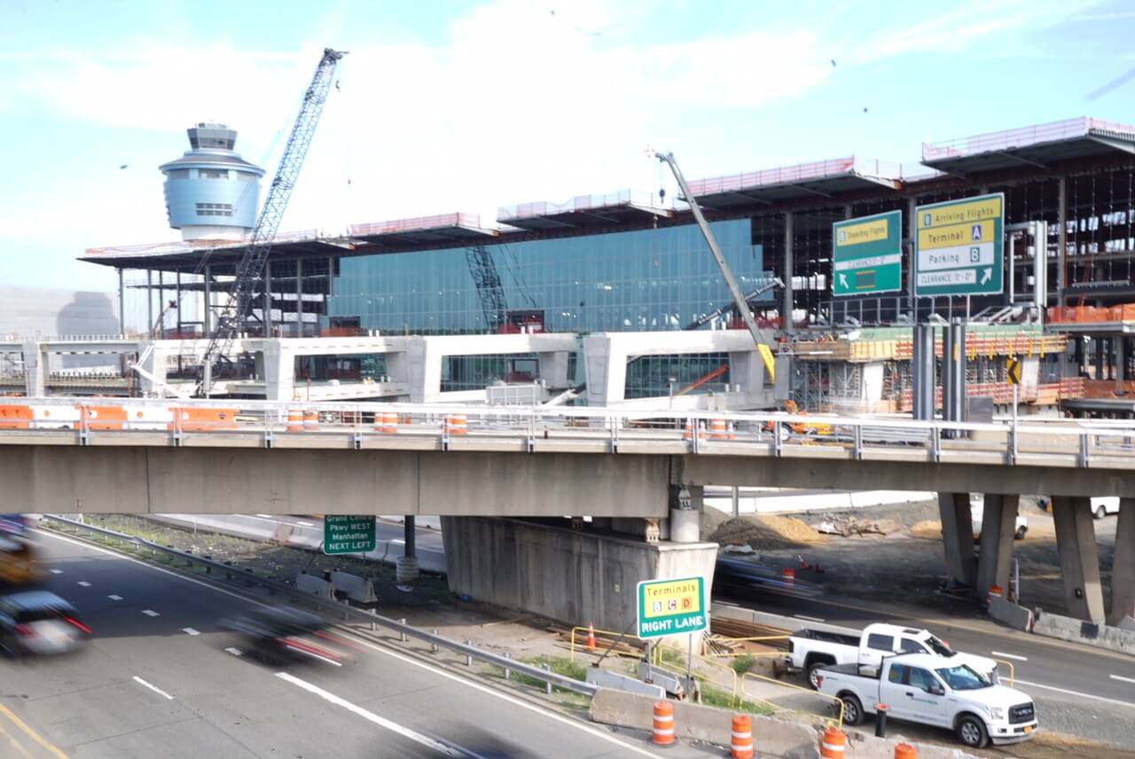 Light traffic on the Grand Central Parkway near Laguardia Airport