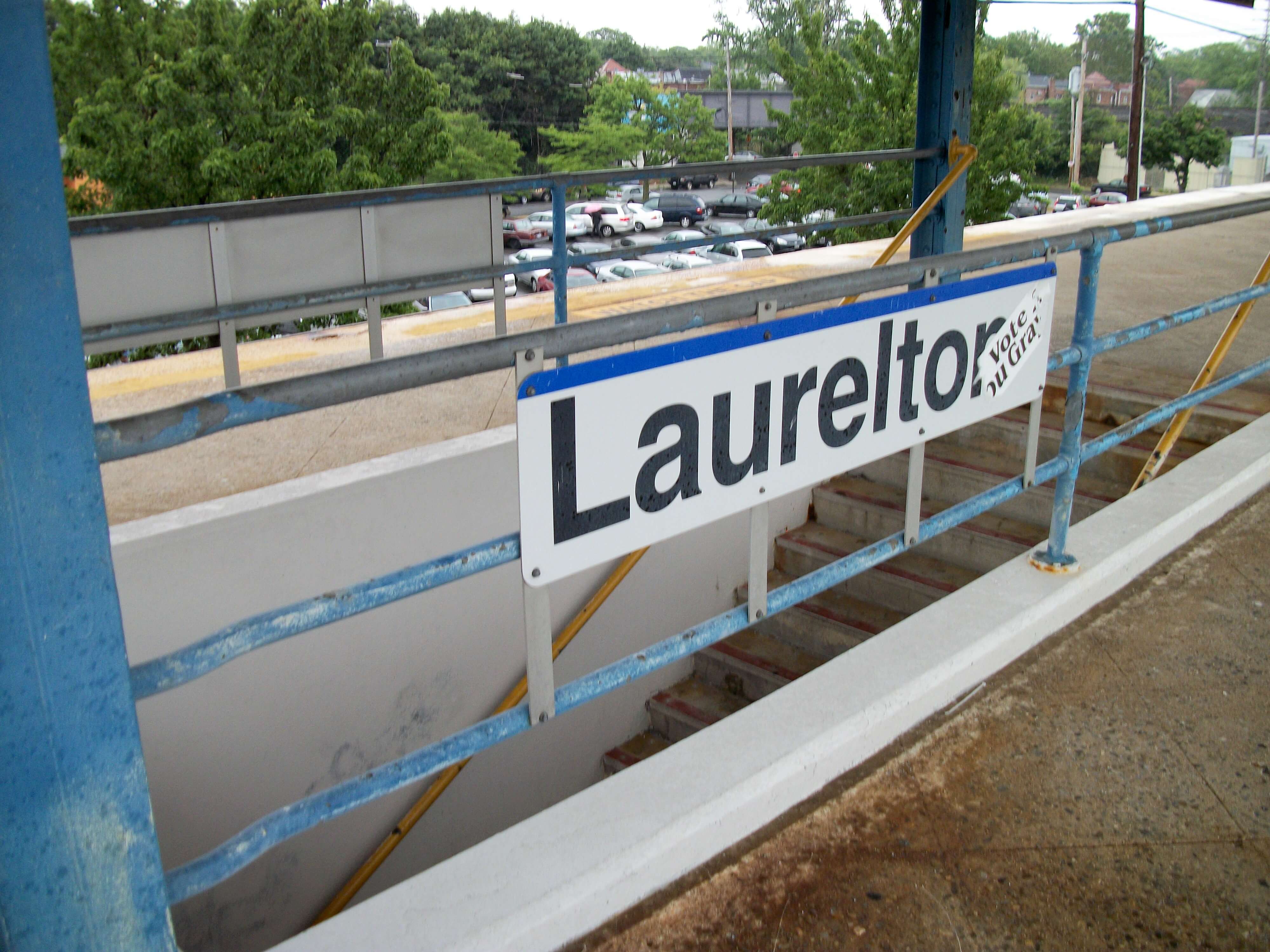Laurelton_LIRR_Station_Staircase