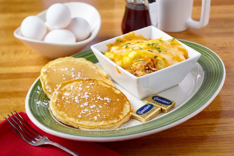 Two Queens Applebee’s restaurants to host a free breakfast to celebrate