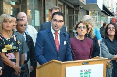 City brings new World’s Fair lighting to Jamaica Avenue in Woodhaven