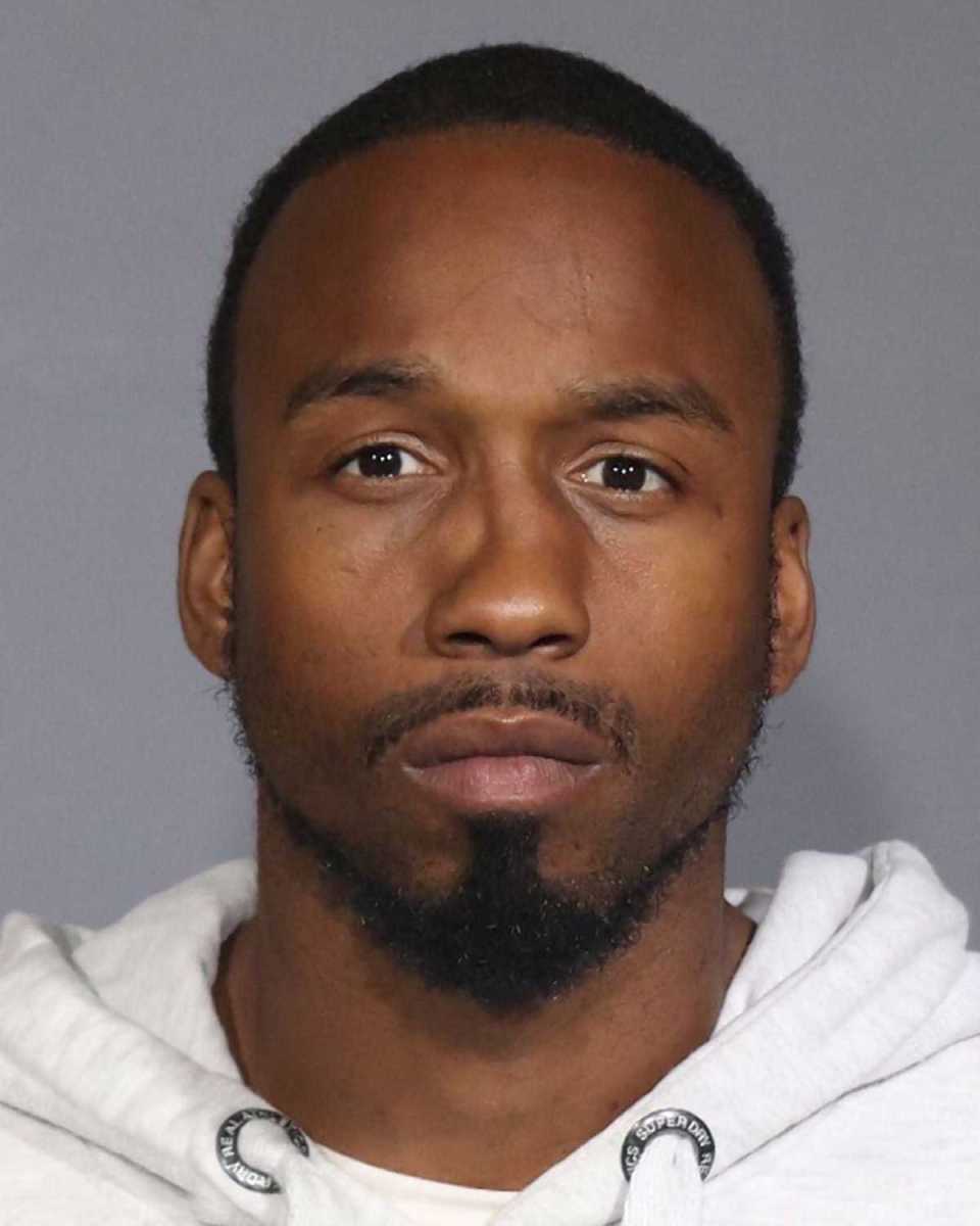 Cops identify suspect in Halloween theft at Jamaica subway station