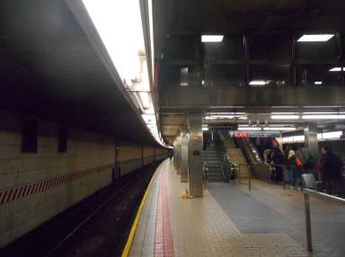 The platform at the Sutphin Boulevard-Archer Avenue station