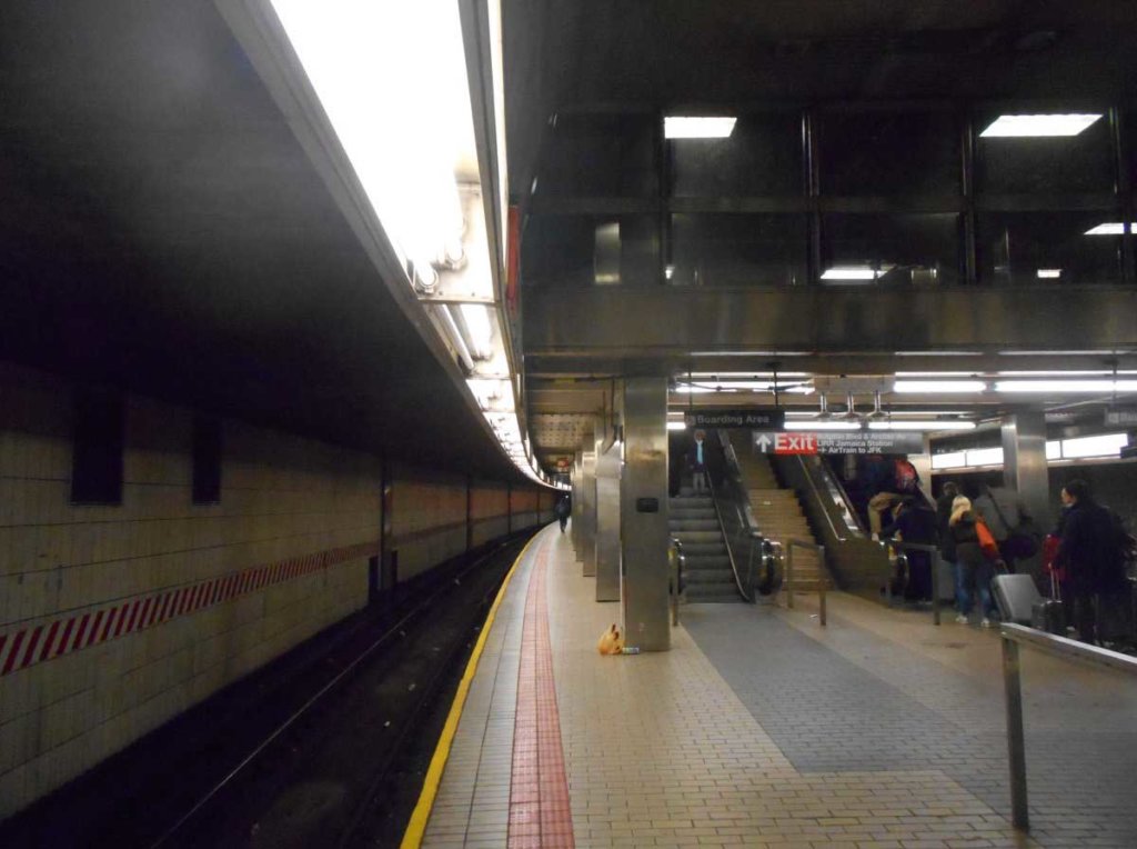 Sleeping straphanger slashed on platform of Queens subway station: NYPD