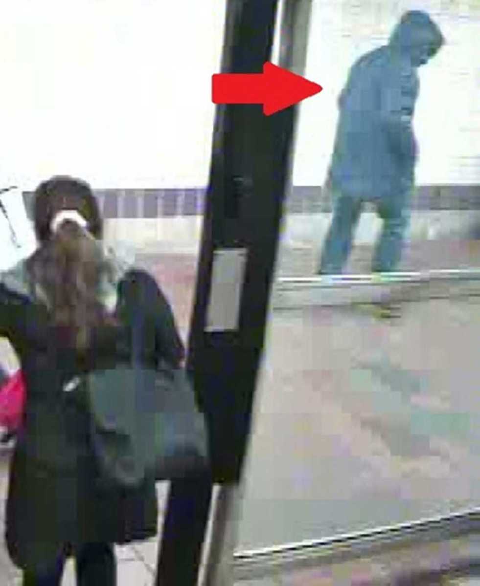 Gun-toting robber tries to force his way inside token booth at Jamaica subway station: NYPD