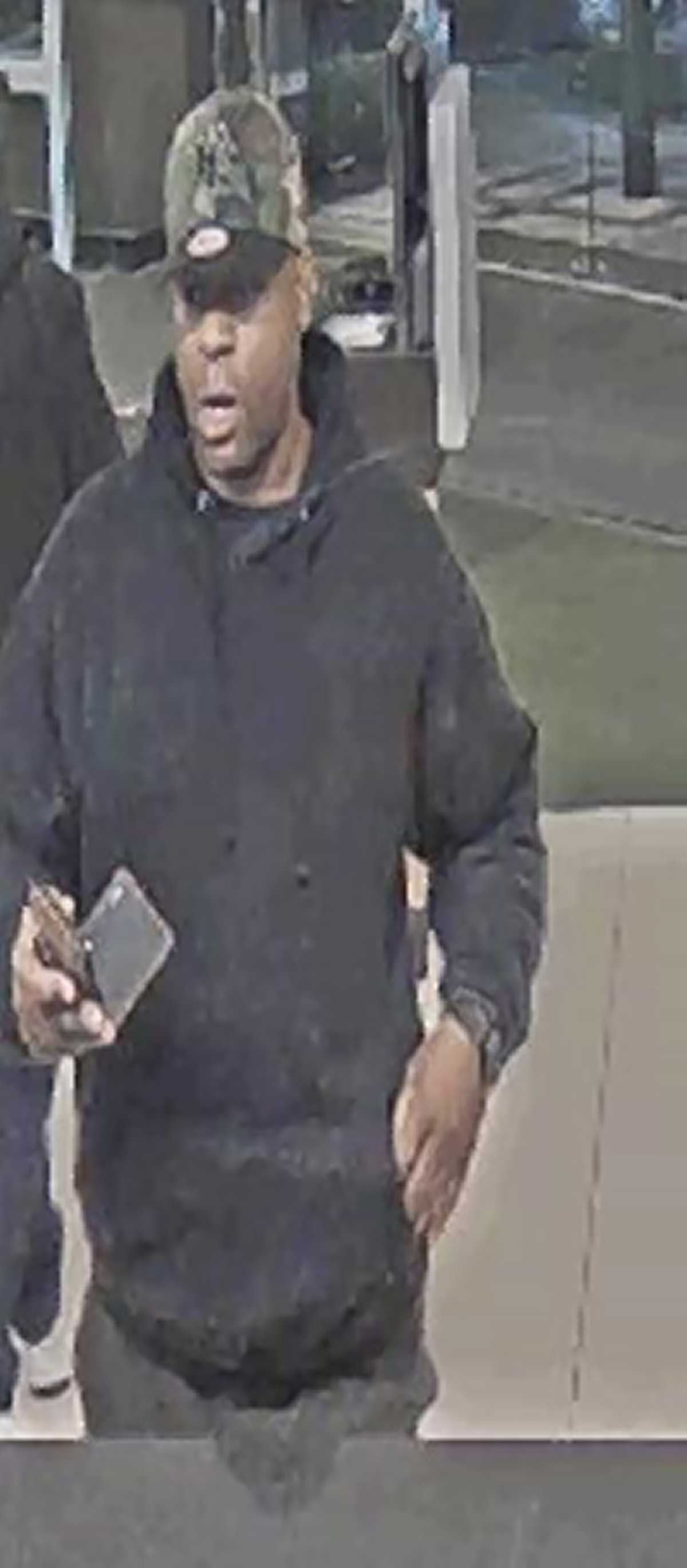 Robber flees with more than $1,000 in cash from Whitestone bank: NYPD ...