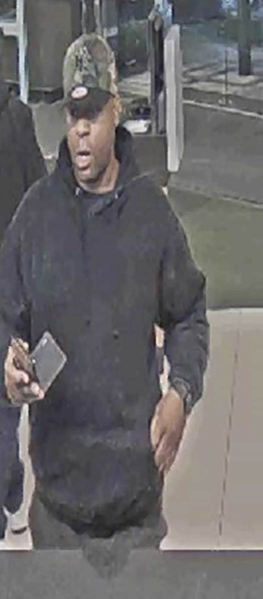 Robber flees with more than $1,000 in cash from Whitestone bank: NYPD