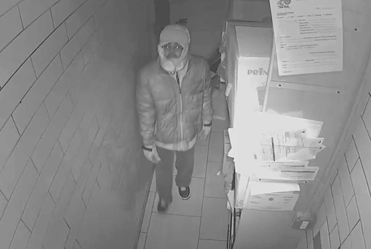 Bandit breaks into Bayside eatery and takes off with more than $10K in cash: NYPD