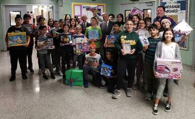 Weprin distributes toys in Richmond Hill at annual Holiday Toy Drive
