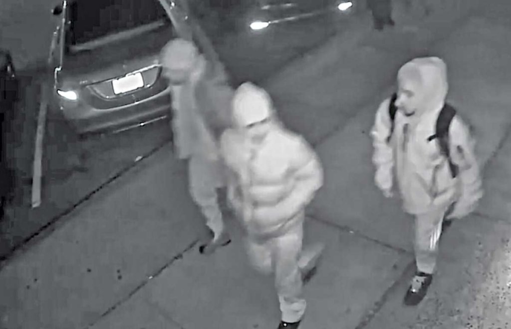 Young men ambush food deliveryman making a stop in Forest Hills: NYPD