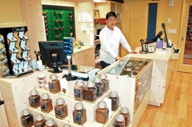 Flushing cigar shop aims to please