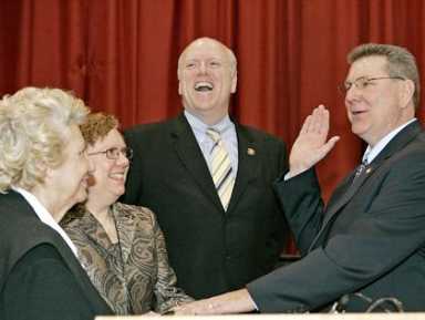 DenDekker gets big welcome at Assembly swearingâˆ’in ceremony