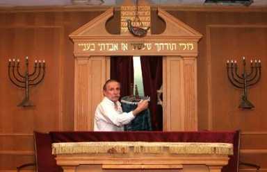 Cops recover missing Kew Gdns. Hills Torahs