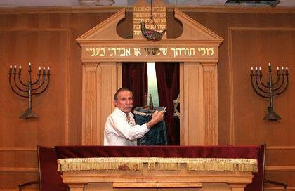 Cops recover missing Kew Gdns. Hills Torahs