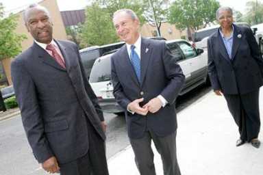 Flake backs Bloomberg for 3rd term