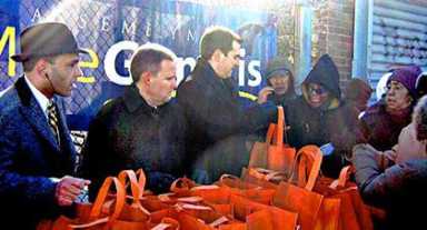 Pols, Fresh Direct give turkeys to LIC pantry