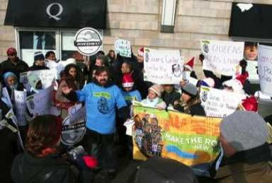 Queens Center Mall employees rally for better wages