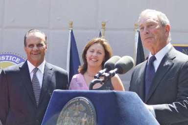 Mayor, DA open domestic violence center in Queens