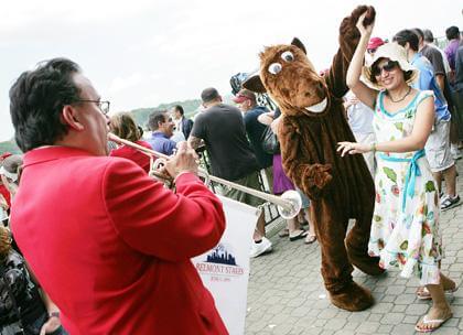 Battle of the Birds thrills Belmont crowd