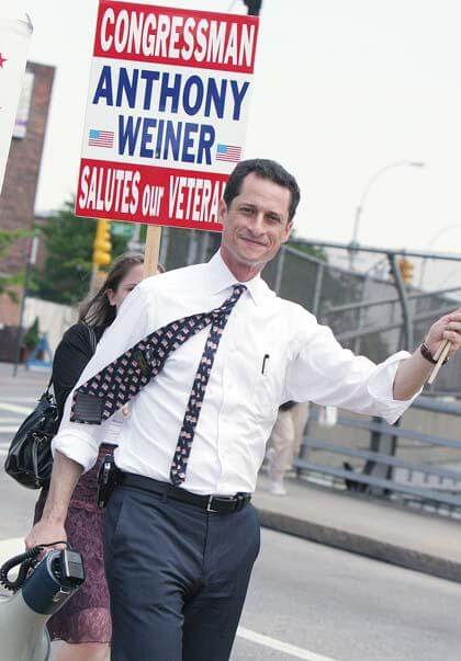 Weiner drops out as Queens Dems back Thompson for mayor