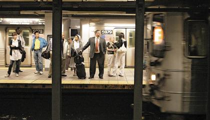 Queens subway riders struggle for comfort