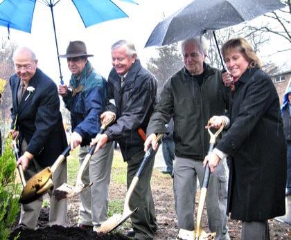 Grand Central Pkwy. to get more trees
