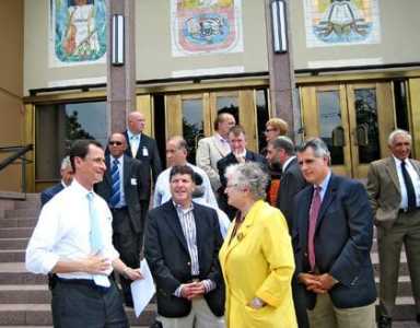 Weiner gives security funds to Qns.