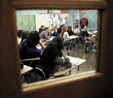 Queens pols laud UFT’s class-size lawsuit
