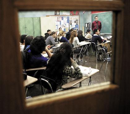 Queens pols laud UFT’s class-size lawsuit