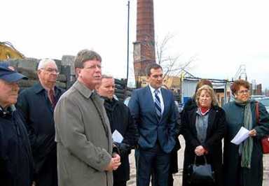 Pols, activists fight against asphalt plant