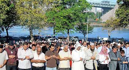 Muslim holy day draws a thousand to Astoria Park