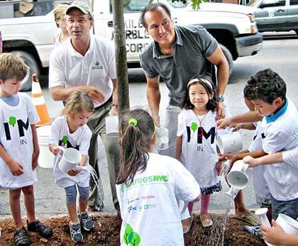 Parks commissioner helps Astoria toddlers get green thumbs