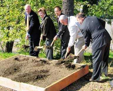 Building starts on wall for BQE to lessen noise