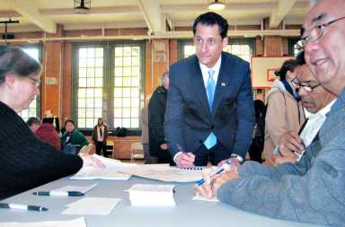 Ackerman, Weiner prevail against Republican rivals
