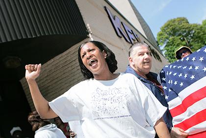 Flushing residents rally to keep Key Food open