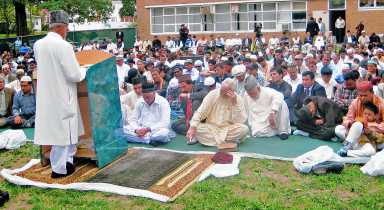 Prayers for peace end Ramadan fast