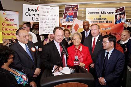 Pols protest cuts to library