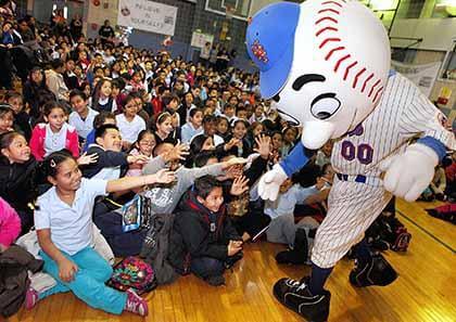 Mets hurlers read to students at PS 92 in Corona