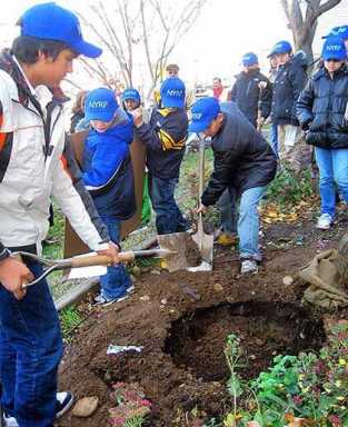 Astoria school honors Bette Midler