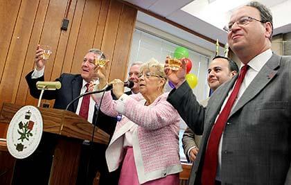 Pols hail pro-gay residents